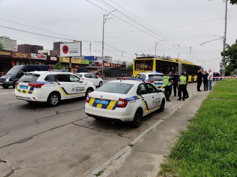 В Киеве в движущийся троллейбус кинули "коктейль Молотова": женщину с ожогами увезли в больницу 5