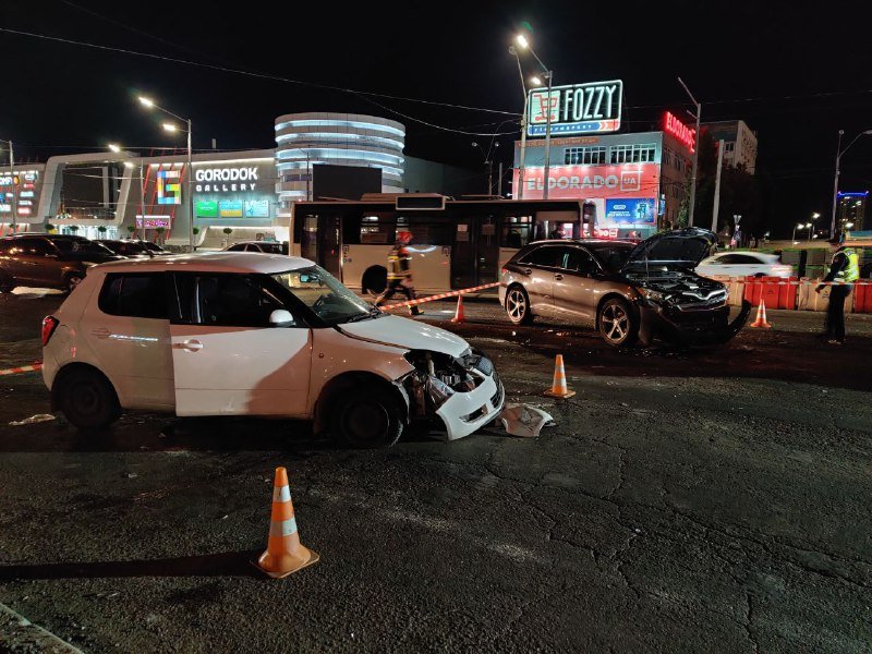 В Киеве на Оболонском проспекте столкнулись 4 автомобиля: есть пострадавшие 2