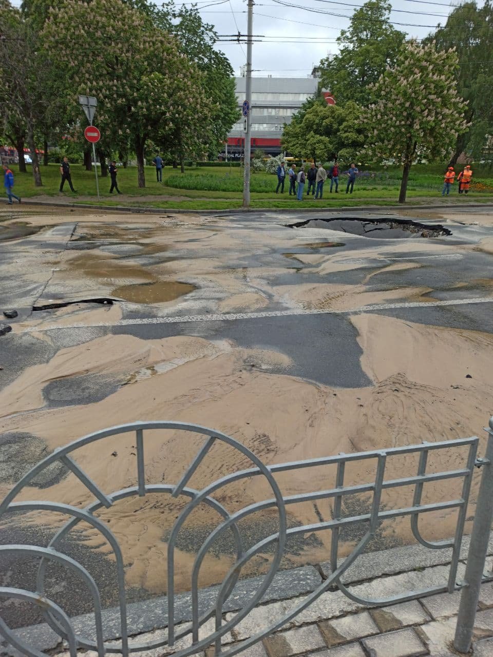 В Киеве затопило улицу Антоновича: дорога перекрыта, транспорт задерживается 1