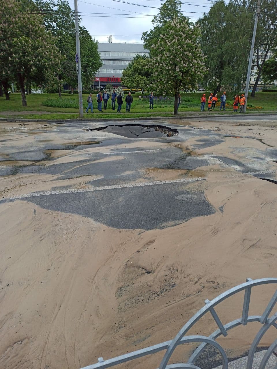 В Киеве затопило улицу Антоновича: дорога перекрыта, транспорт задерживается 2