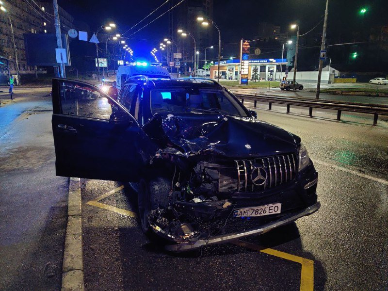 В Киеве Mercedes влетел в Kia: от удара седан вылетел на остановку 1