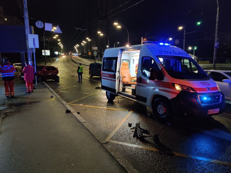 В Киеве Mercedes влетел в Kia: от удара седан вылетел на остановку 3