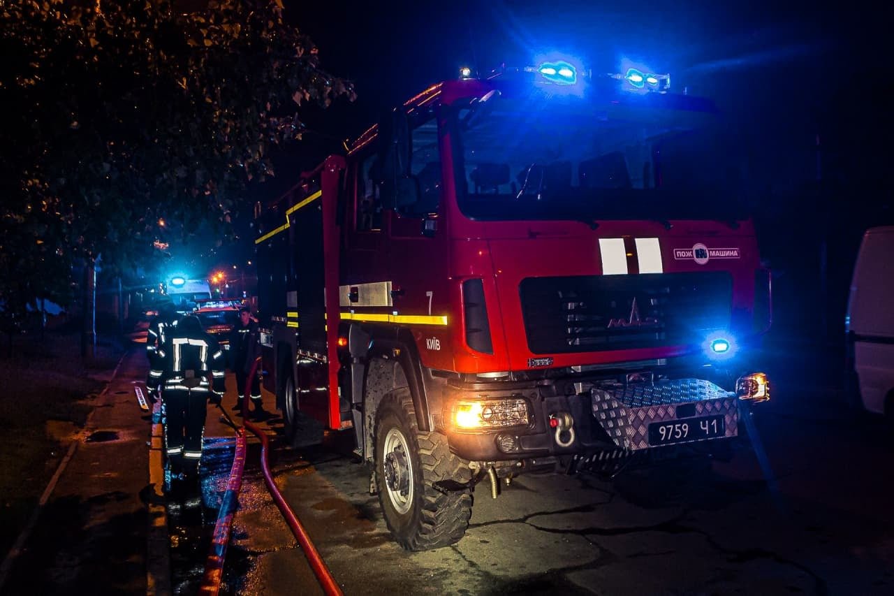 В Киеве на Виноградаре ночью сгорел киоск 1