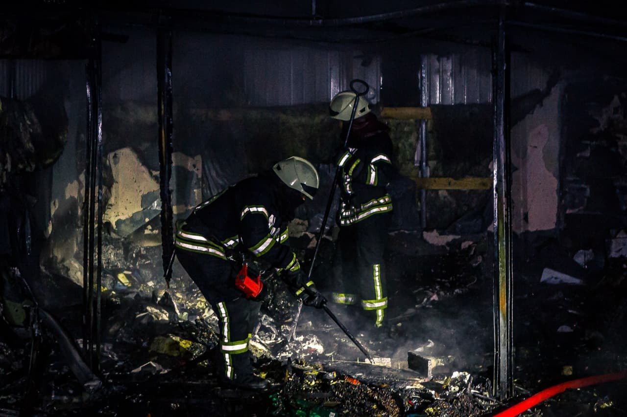 В Киеве на Виноградаре ночью сгорел киоск 2