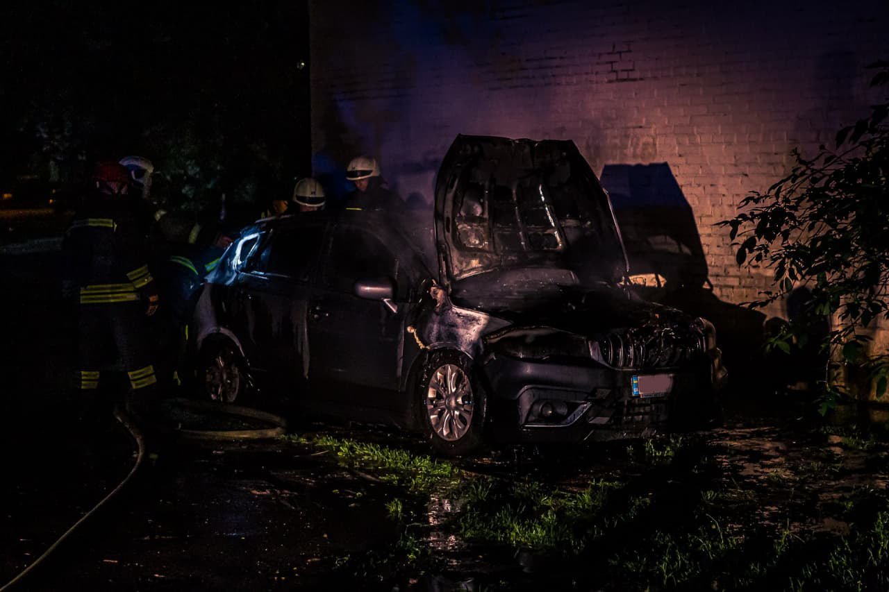 В Киеве на Оболони во дворе жилого дома сгорела машина 1