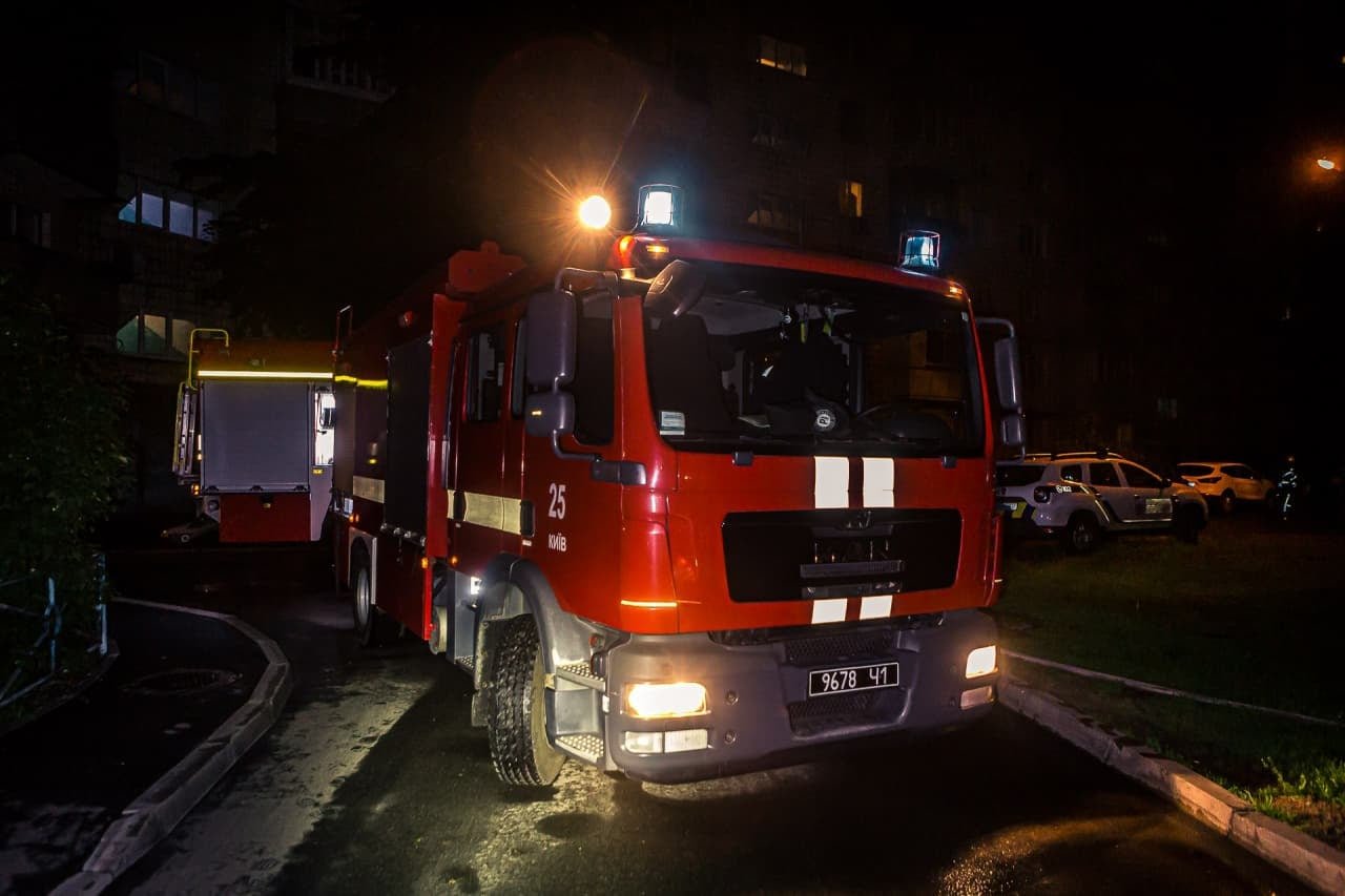 В Киеве на Оболони во дворе жилого дома сгорела машина 2