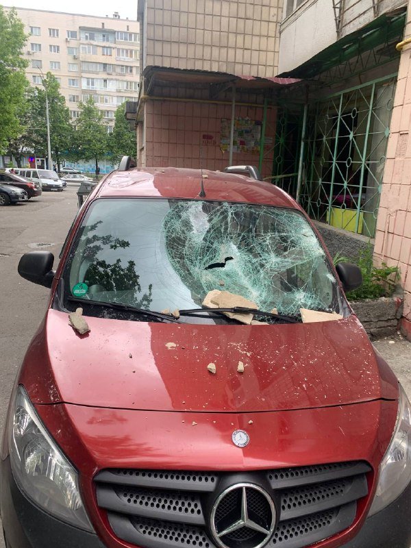 В Киеве падающая с домов плитка побила припаркованную машину 1