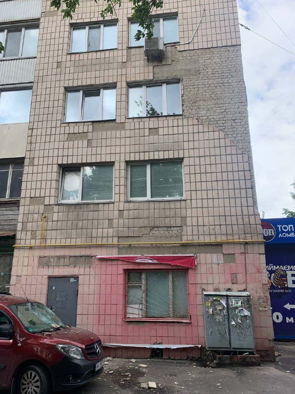 В Киеве падающая с домов плитка побила припаркованную машину 2