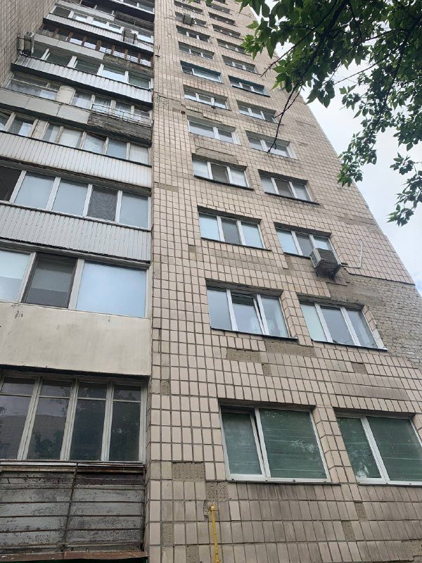 В Киеве падающая с домов плитка побила припаркованную машину 3