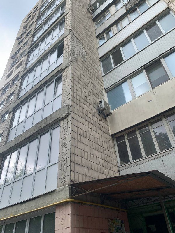 В Киеве падающая с домов плитка побила припаркованную машину 4