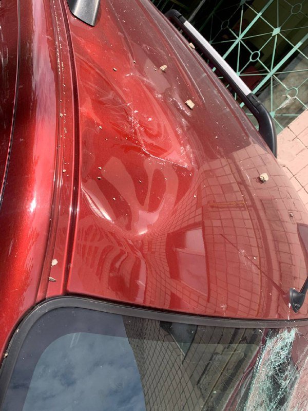 В Киеве падающая с домов плитка побила припаркованную машину 5