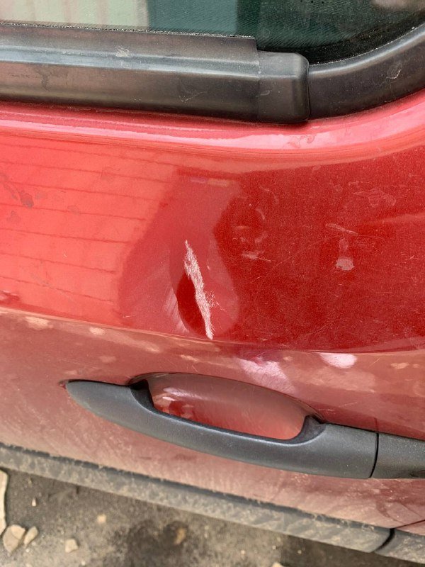 В Киеве падающая с домов плитка побила припаркованную машину 6