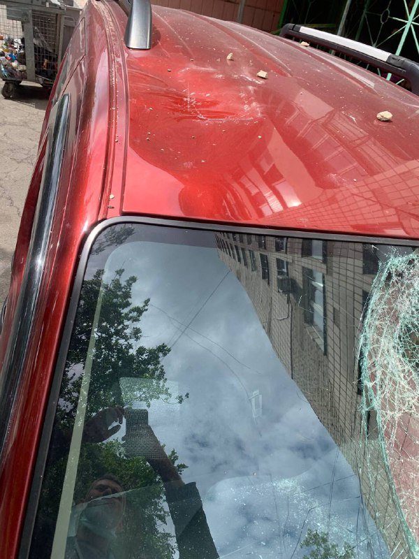 В Киеве падающая с домов плитка побила припаркованную машину 7