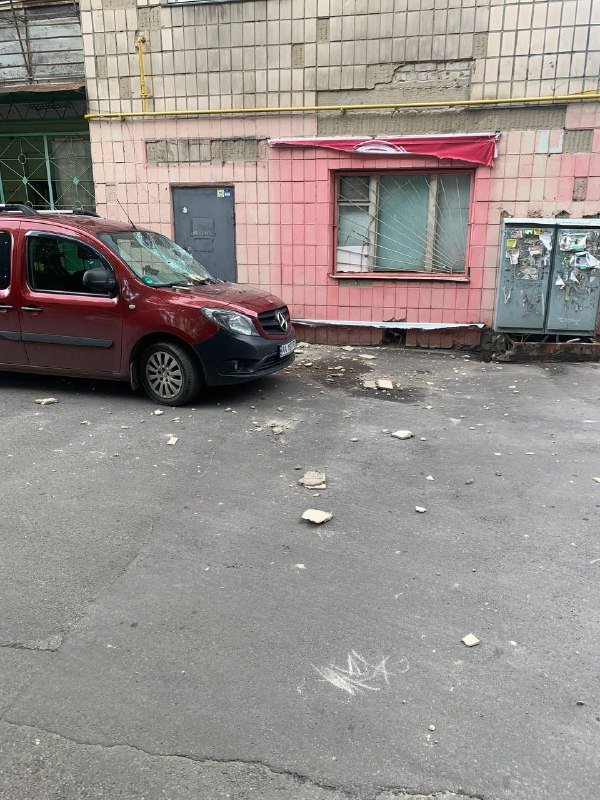 В Киеве падающая с домов плитка побила припаркованную машину 8