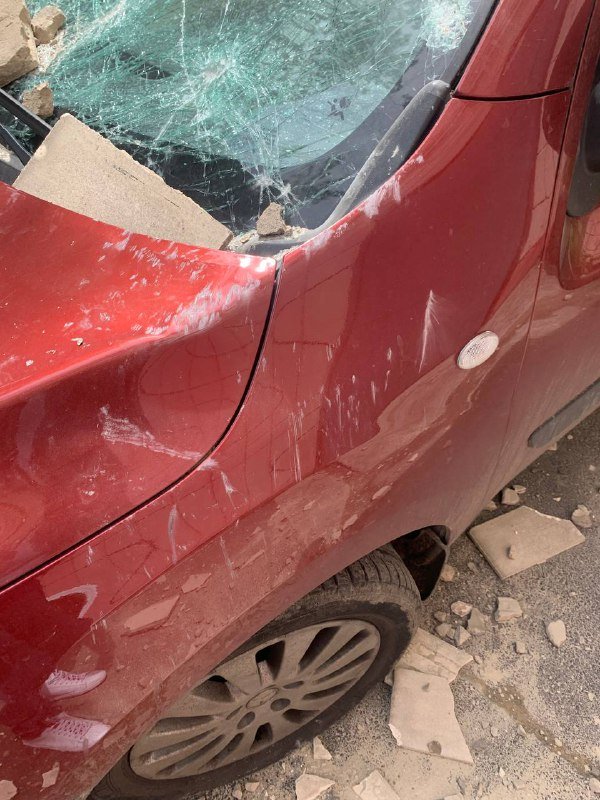 В Киеве падающая с домов плитка побила припаркованную машину 9