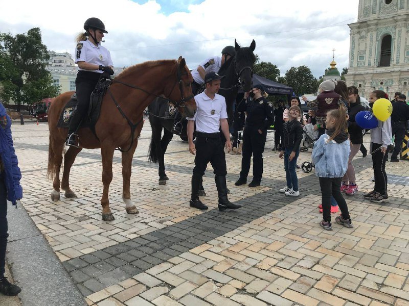 Как в Киеве на Софийской площади копы и спасатели развлекали детей 1