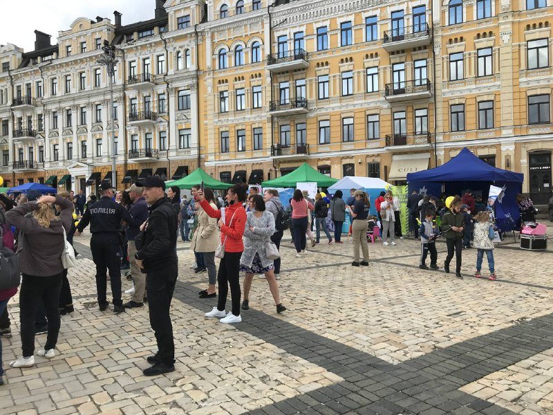 Как в Киеве на Софийской площади копы и спасатели развлекали детей 2