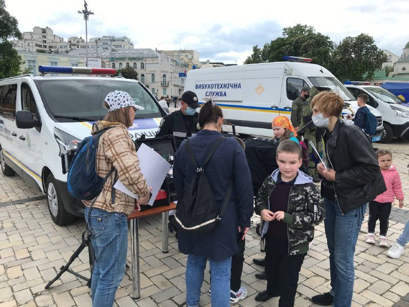 Как в Киеве на Софийской площади копы и спасатели развлекали детей 3