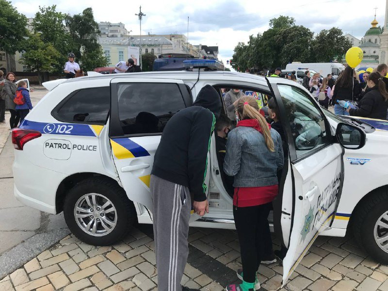 Как в Киеве на Софийской площади копы и спасатели развлекали детей 4