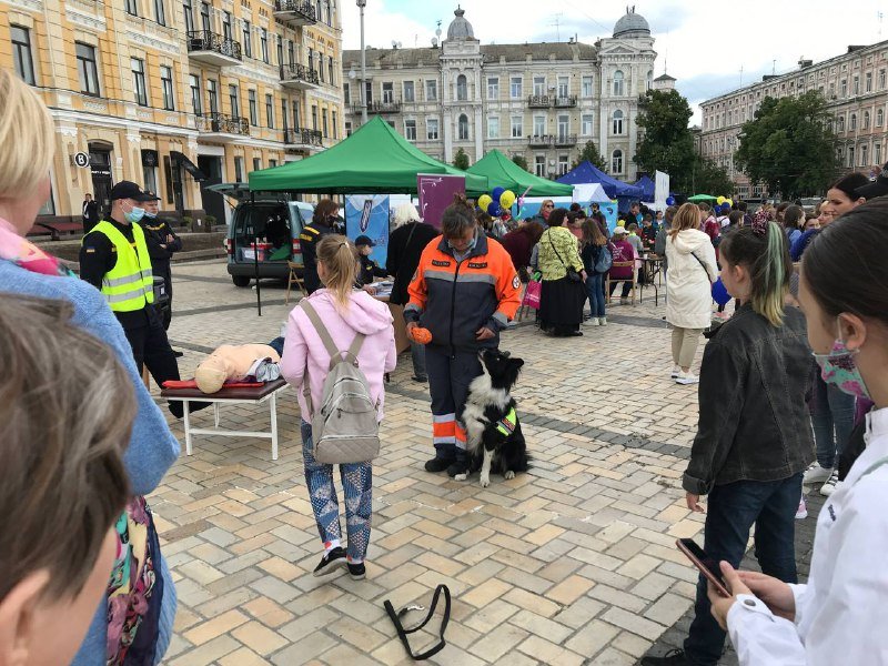 Как в Киеве на Софийской площади копы и спасатели развлекали детей 5