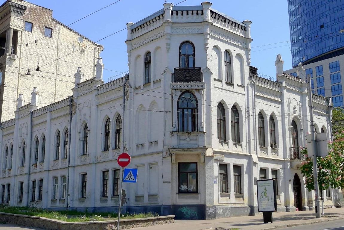 В центре Киева возле отеля Hilton разрушается 150-летняя усадьба 1