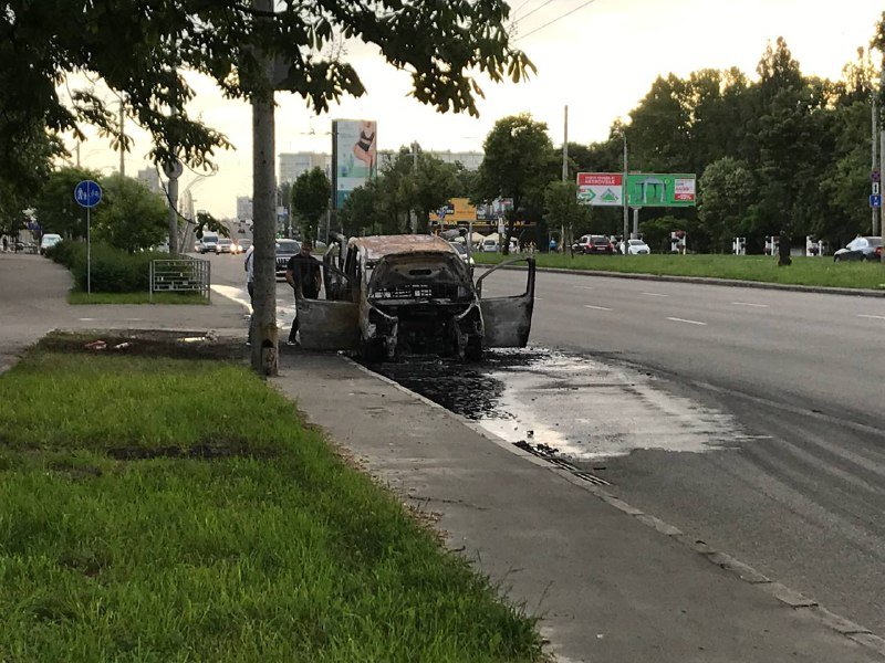 В Киеве на проспекте Победы посреди дороги сгорела машина 1