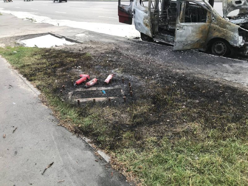 В Киеве на проспекте Победы посреди дороги сгорела машина 2