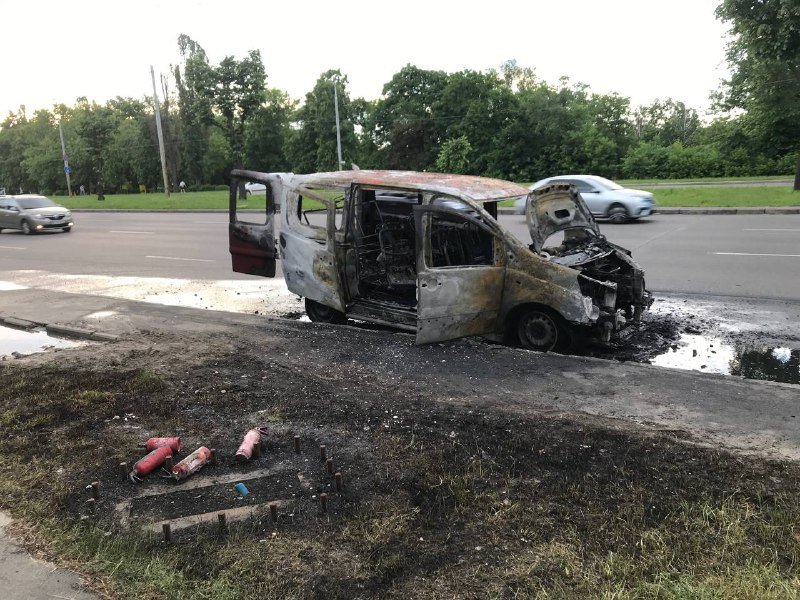 В Киеве на проспекте Победы посреди дороги сгорела машина 3