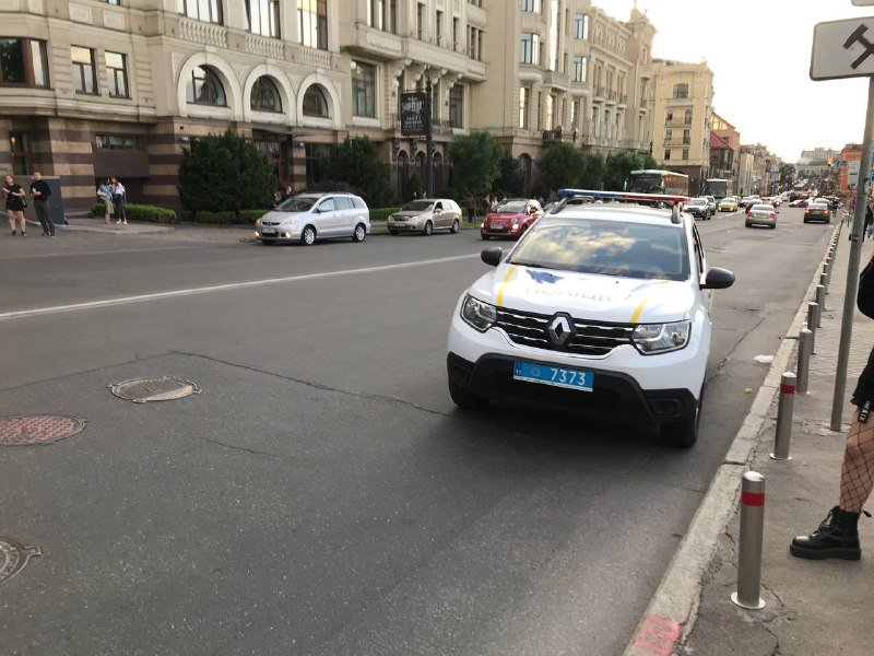 В Киеве на Почтовой площади пьяный мужчина упал с парапета головой вниз: его увезла скорая 1