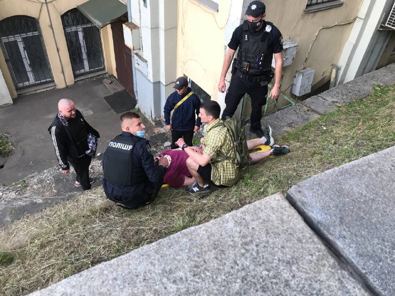 В Киеве на Почтовой площади пьяный мужчина упал с парапета головой вниз: его увезла скорая 2