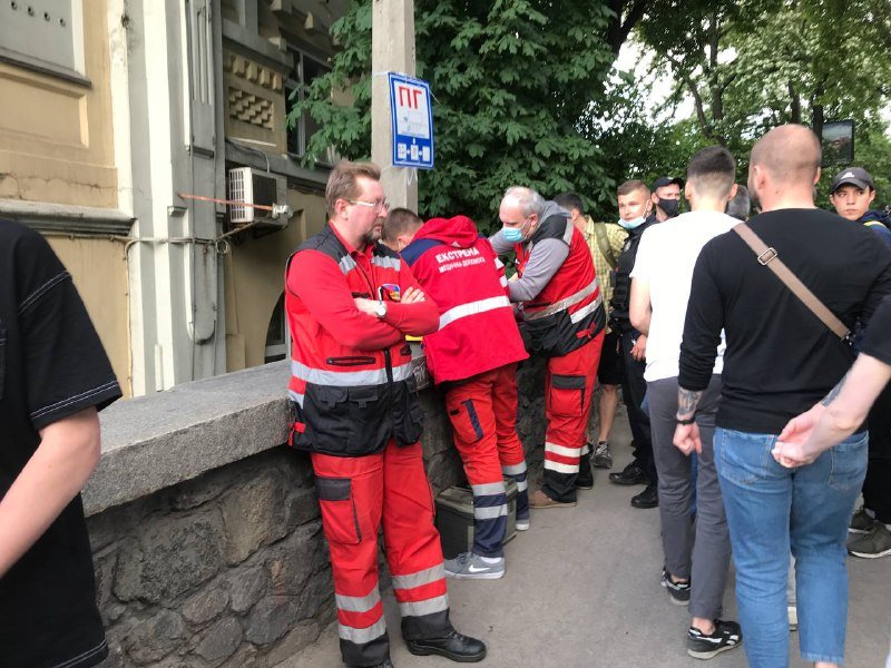 В Киеве на Почтовой площади пьяный мужчина упал с парапета головой вниз: его увезла скорая 3