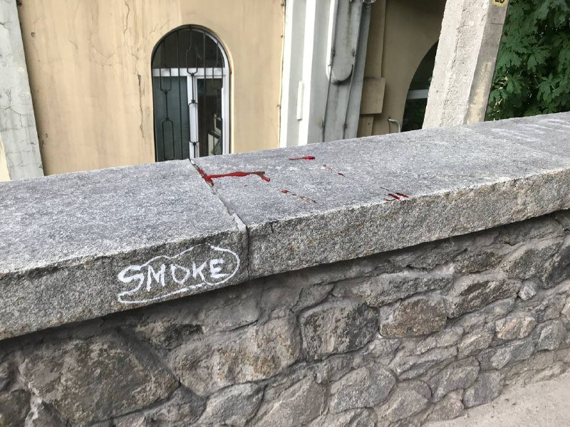 В Киеве на Почтовой площади пьяный мужчина упал с парапета головой вниз: его увезла скорая 4