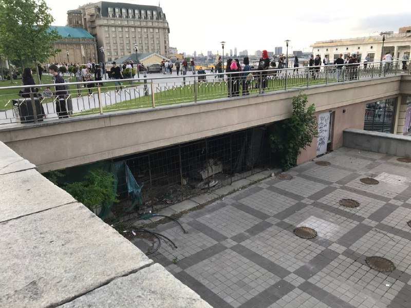 В Киеве на Почтовой площади пьяный мужчина упал с парапета головой вниз: его увезла скорая 5