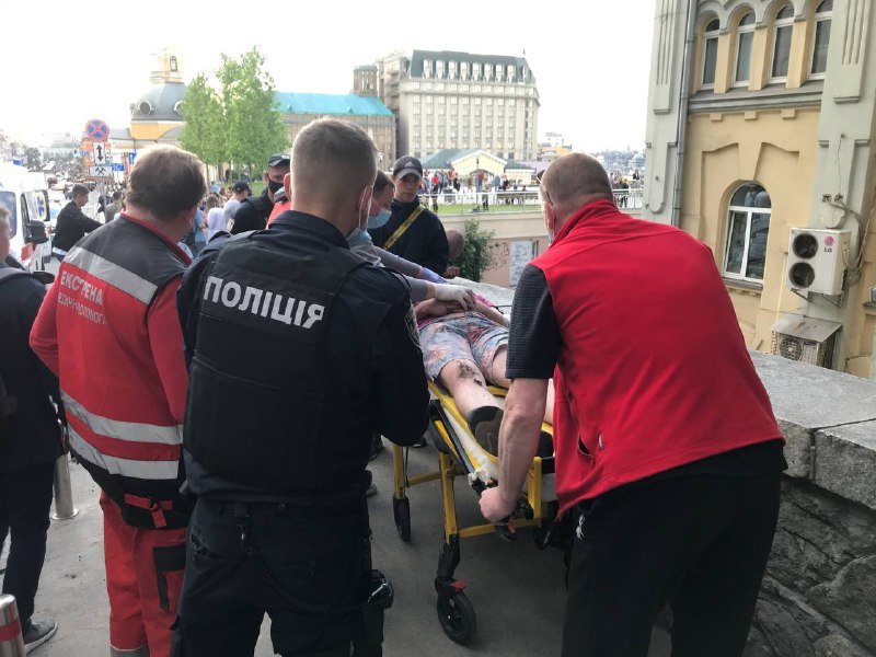 В Киеве на Почтовой площади пьяный мужчина упал с парапета головой вниз: его увезла скорая 6