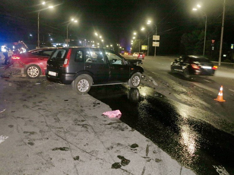 В Киеве на Дружбы Народов пьяный водитель на Ford влетел в несколько машин 7