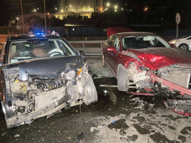 В Киеве на Дружбы Народов пьяный водитель на Ford влетел в несколько машин 8