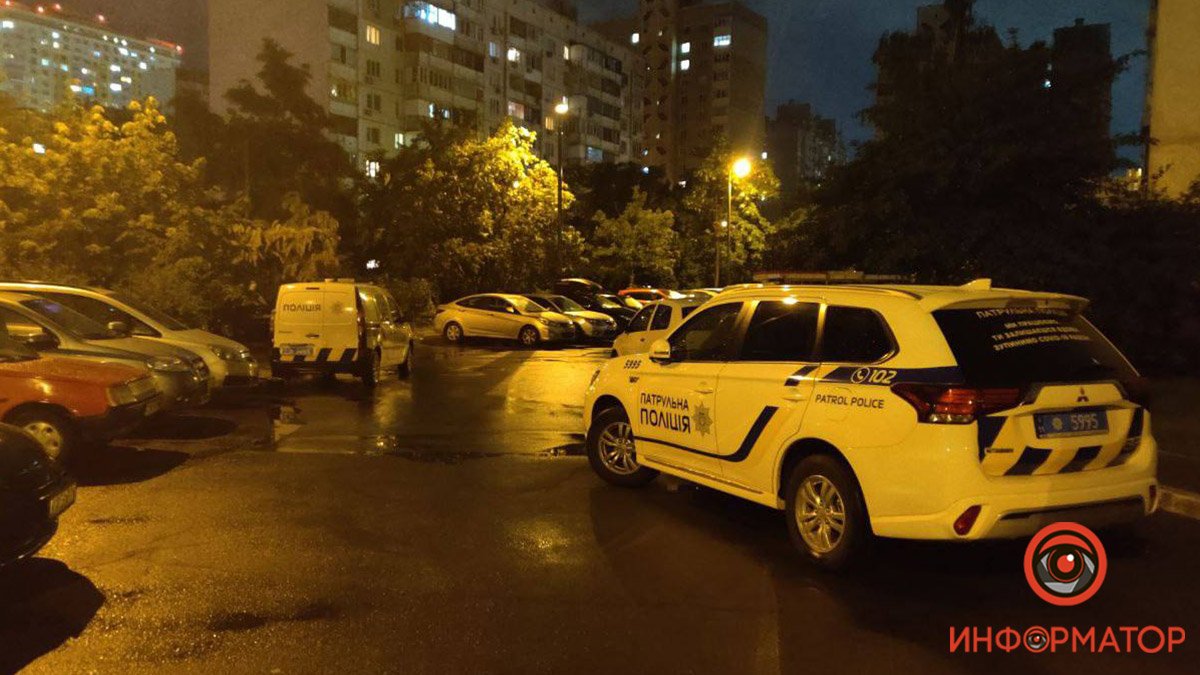 В Киеве грабитель взял в заложники хозяйку квартиры: эксклюзивные кадры с места событий 1