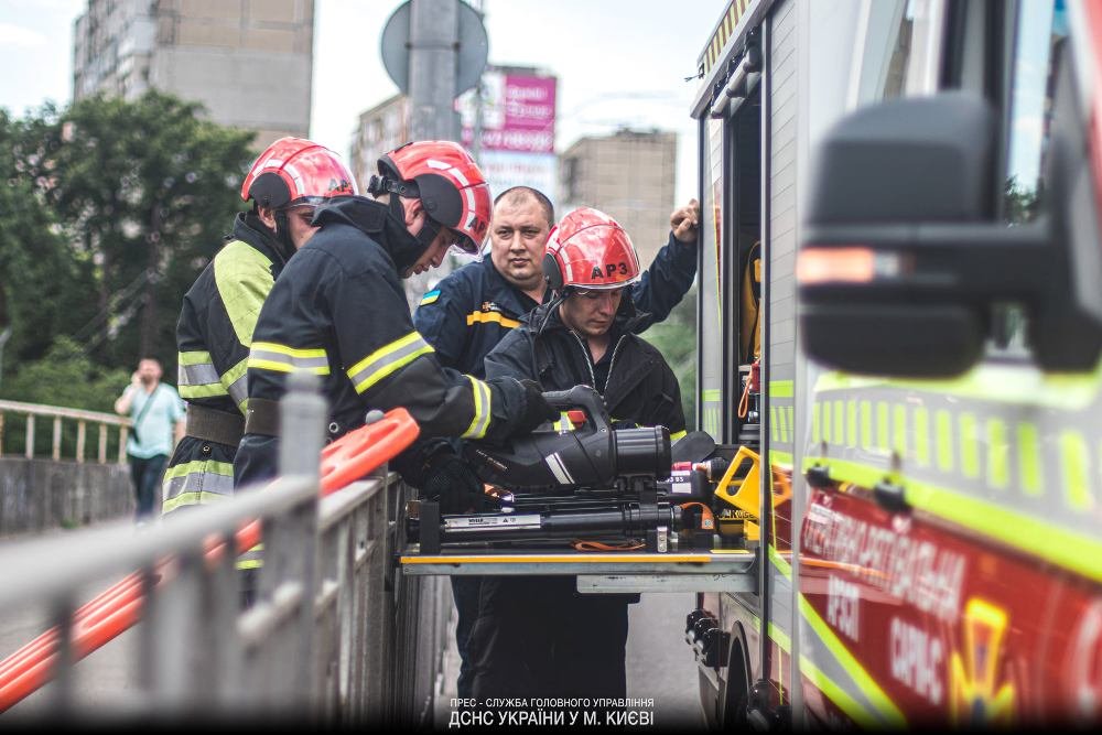 В Киеве на Кардачах мужчина попал под поезд 2