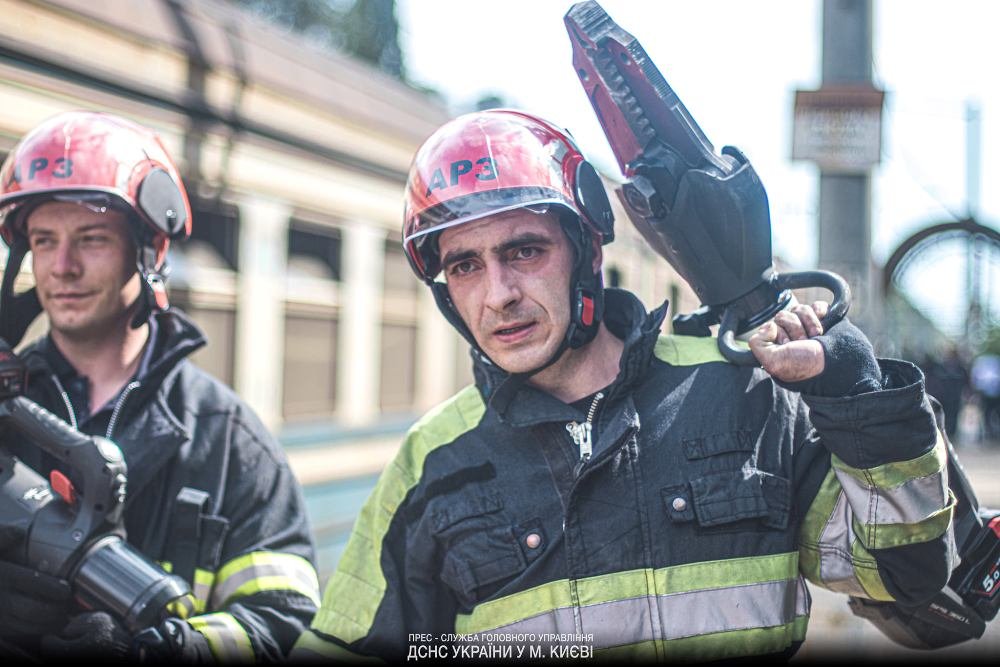 В Киеве на Кардачах мужчина попал под поезд 3