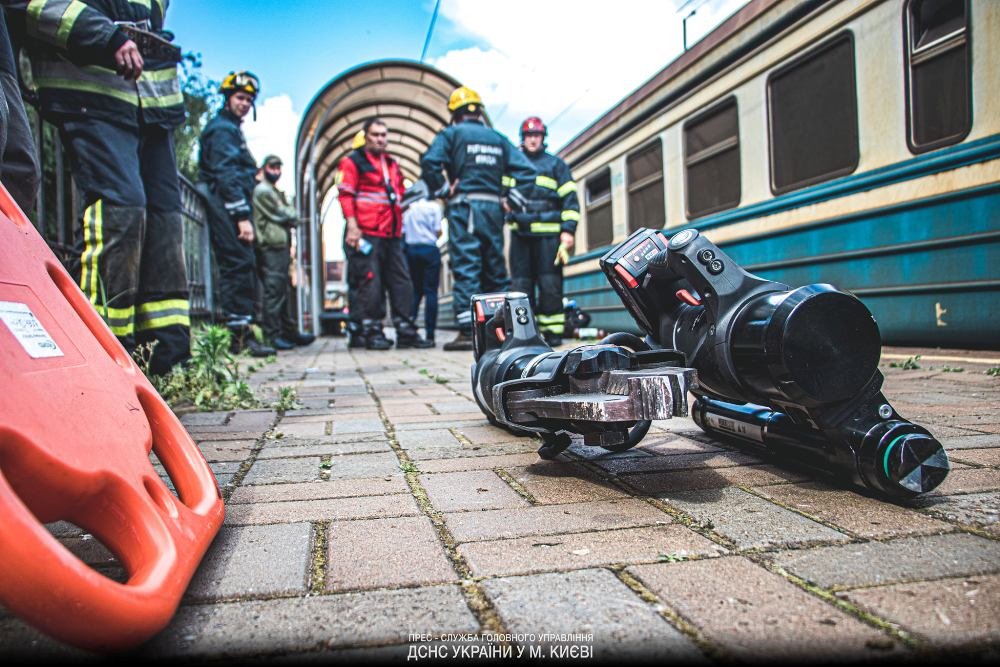 В Киеве на Кардачах мужчина попал под поезд 4