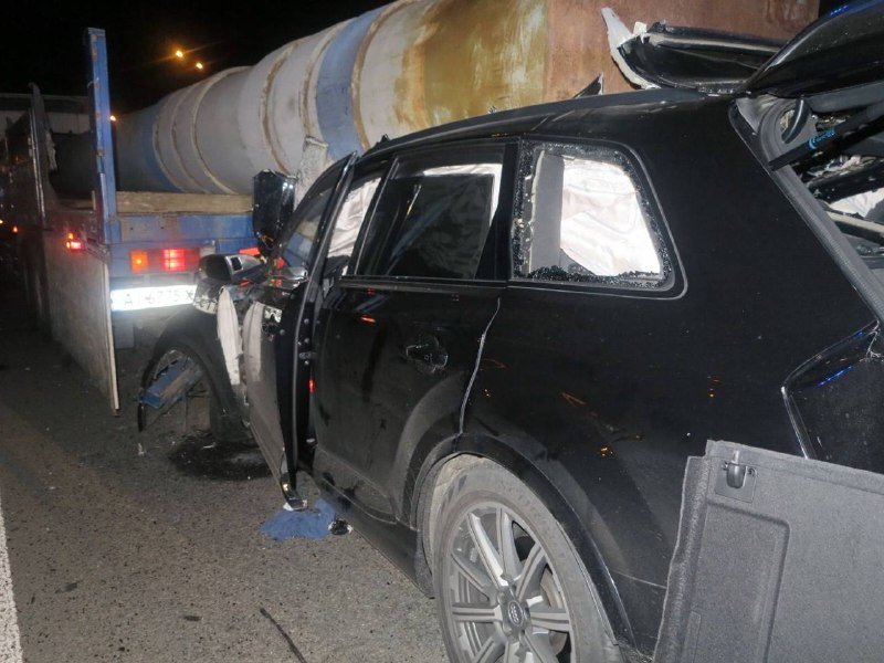 В Киеве на Окружной внедорожник Audi влетел под фуру: кадры с места 1