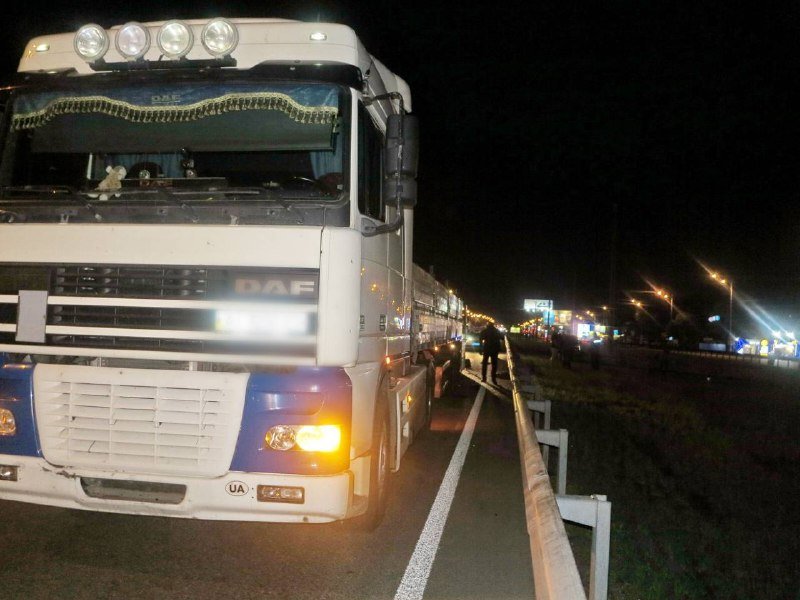 В Киеве на Окружной внедорожник Audi влетел под фуру: кадры с места 2