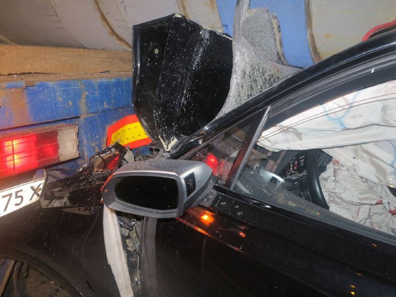 В Киеве на Окружной внедорожник Audi влетел под фуру: кадры с места 3