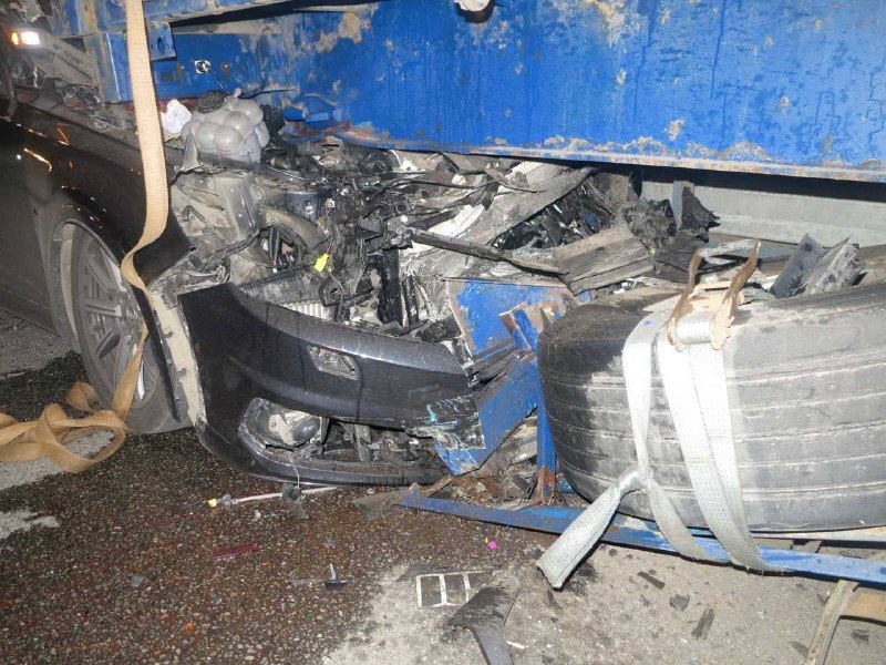 В Киеве на Окружной внедорожник Audi влетел под фуру: кадры с места 4