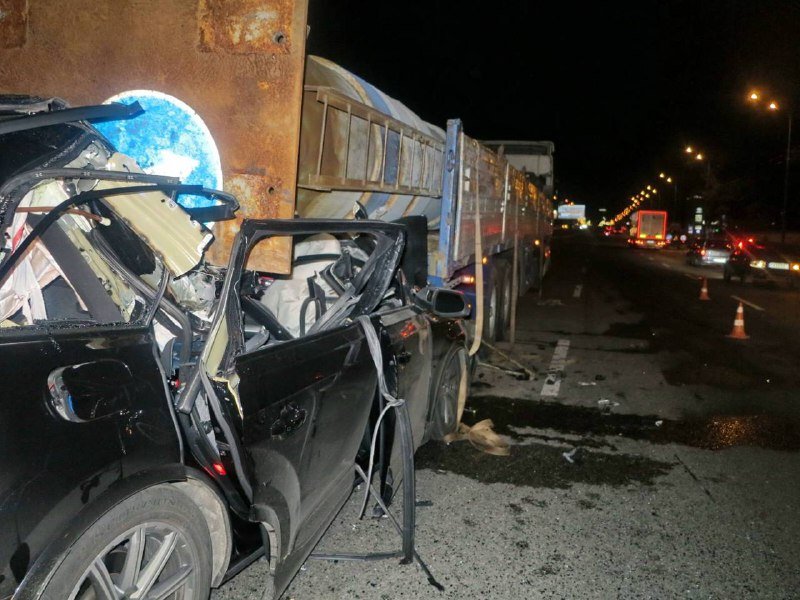 В Киеве на Окружной внедорожник Audi влетел под фуру: кадры с места 5