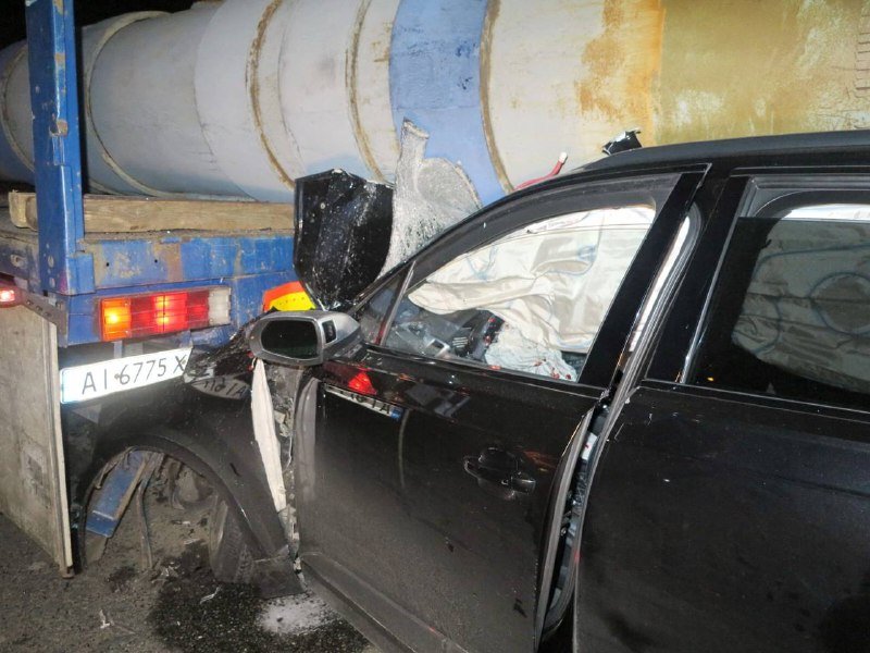 В Киеве на Окружной внедорожник Audi влетел под фуру: кадры с места 6