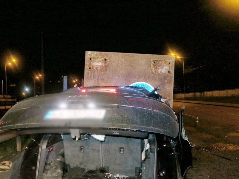 В Киеве на Окружной внедорожник Audi влетел под фуру: кадры с места 8