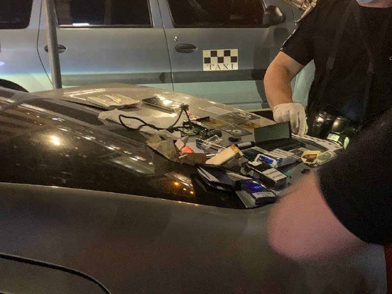 Экстези и психотропы: как в Киеве на Левобережке с поличным задержали барыгу 1