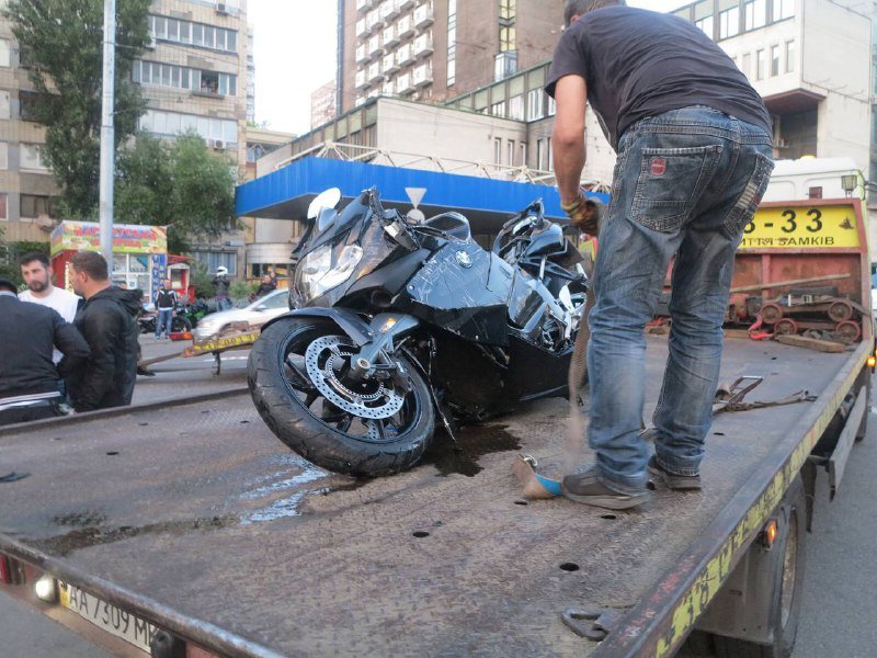 Налево с крайнего правого: появилось видео смертельной аварии такси и мотоцикла на бульваре Шевченко 1