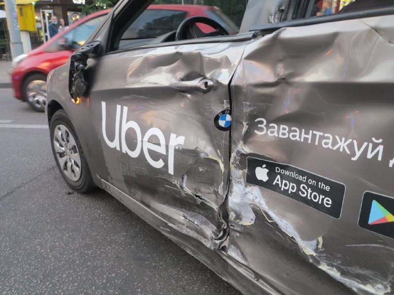 Налево с крайнего правого: появилось видео смертельной аварии такси и мотоцикла на бульваре Шевченко 2